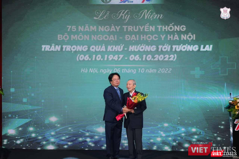 Thay mặt các thế hệ học trò bộ môn Ngoại Trường Đại học Y Hà Nội, GS.TS. Trần Bình Giang – Giám đốc Bệnh viện Hữu nghị Việt Đức - tặng hoa tri ân GS. Nguyễn Bửu Triều, một người thầy lớn của nhiều thế hệ bác sĩ