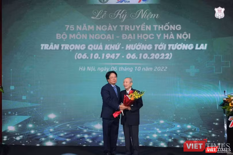 Thay mặt các thế hệ học trò bộ môn Ngoại Trường Đại học Y Hà Nội, GS.TS. Trần Bình Giang – Giám đốc Bệnh viện Hữu nghị Việt Đức - tặng hoa tri ân GS. Nguyễn Bửu Triều, một người thầy lớn của nhiều thế hệ bác sĩ