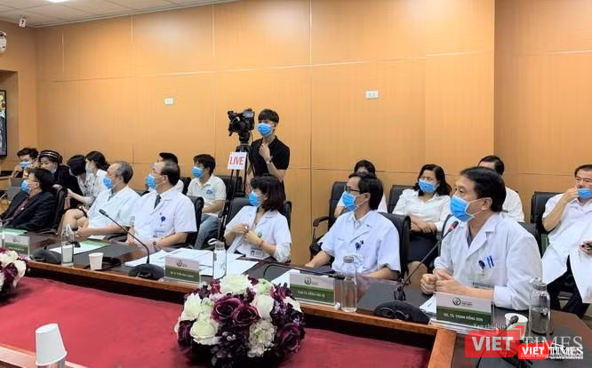 Các chuyên gia của BV Việt Đức khám bệnh từ xa cho các bệnh nhân nặng ở các tỉnh trong giai đoạn đại dịch Covid-19 Các chuyên gia của BV Việt Đức khám bệnh từ xa cho các bệnh nhân nặng ở các tỉnh trong giai đoạn đại dịch Covid-19