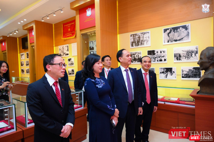 Q. Bộ trưởng Bộ Y tế Đào Hồng Lan cùng lãnh đạo Trường Đại học Y Hà Nội thăm nhà truyền thống của Trường