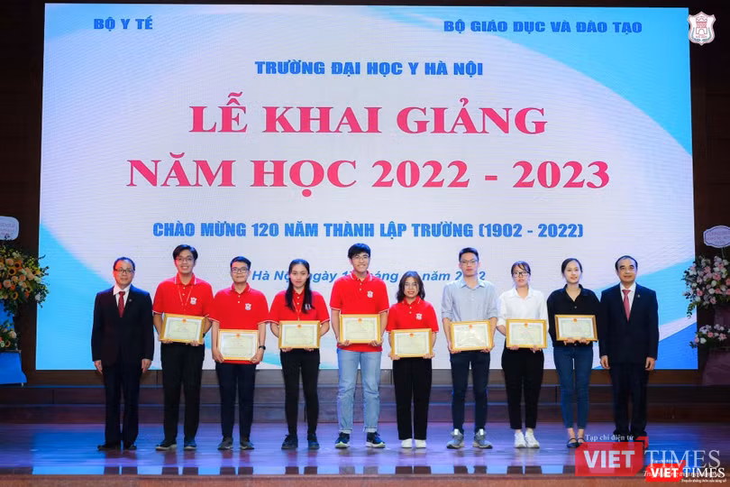 GS.TS. Tạ Thành Văn và GS.TS. Nguyễn Hữu Tú trao Giấy khen và phần thưởng cho các sinh viên đạt thành tích xuất sắc trong năm 2021.