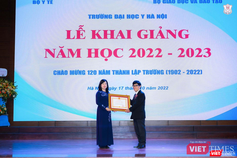 Thừa ủy quyền của Chủ tịch nước, Q. Bộ trưởng Bộ Y tế Đào Hồng Lan trao Huân chương Lao động hạng Ba cho PGS.TS. Bùi Vũ Huy - giảng viên cao cấp bộ môn Truyền nhiễm Trường Đại học Y Hà Nội