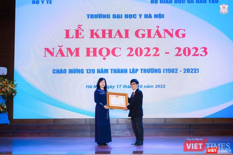 Thừa ủy quyền của Chủ tịch nước, Q. Bộ trưởng Bộ Y tế Đào Hồng Lan trao Huân chương Lao động hạng Ba cho PGS.TS. Bùi Vũ Huy - giảng viên cao cấp bộ môn Truyền nhiễm Trường Đại học Y Hà Nội