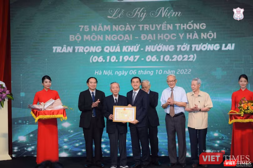 Thứ trưởng Bộ Y tế Trần Văn Thuấn trao Bằng khen của Bộ Giáo dục - Đào tạo cho GS. Nguyễn Bửu Triều và xúc động: "Chúng em xin bày tỏ sự ngưỡng vọng tới Thầy trong buổi lễ trang trọng ngày hôm nay".