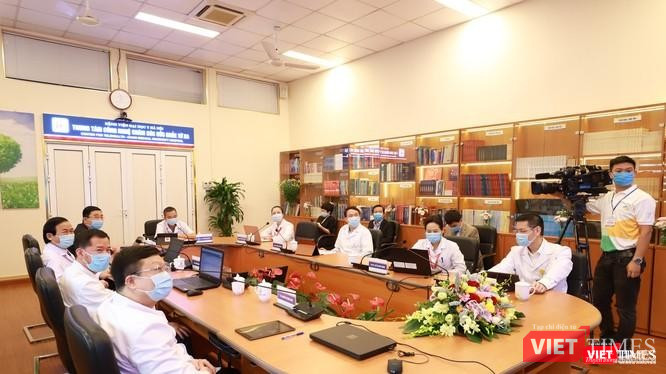 Các bác sĩ của BV Đại học Y Hà Nội khám bệnh từ xa cho tuyến dưới Các bác sĩ của BV Đại học Y Hà Nội khám bệnh từ xa cho tuyến dưới