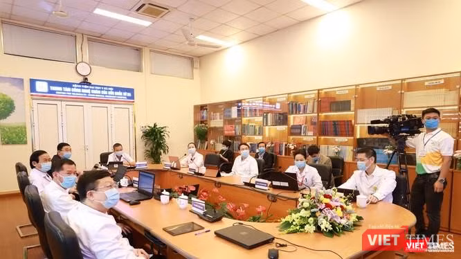 Các bác sĩ của BV Đại học Y Hà Nội khám bệnh từ xa cho tuyến dưới Các bác sĩ của BV Đại học Y Hà Nội khám bệnh từ xa cho tuyến dưới