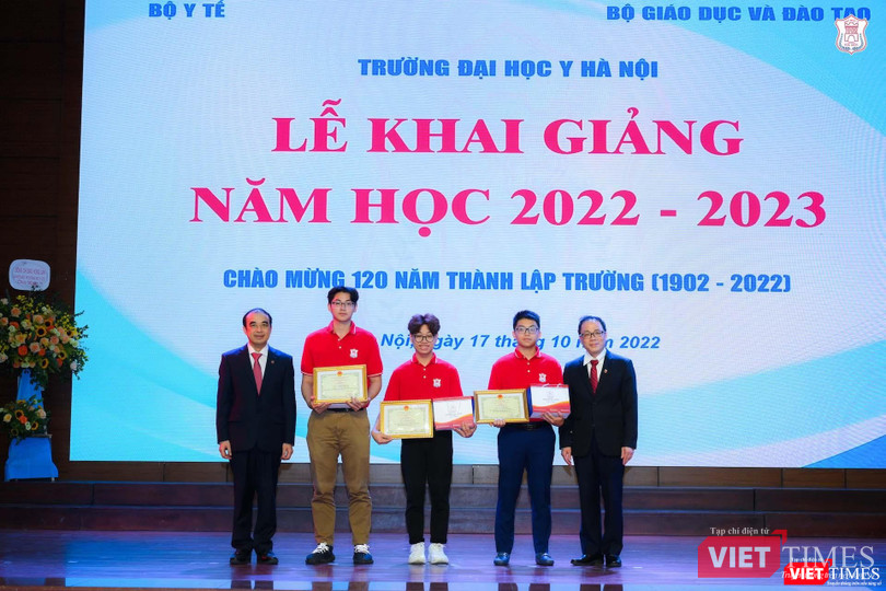 GS.TS. Tạ Thành Văn và GS.TS. Nguyễn Hữu Tú trao Giấy khen và phần thưởng cho 3 sinh viên xuất sắc: Thủ khoa năm 2022 Nguyễn Đăng Khải và 2 sinh viên giành giải quốc tế là Võ Tiến Thành và Phan Xuân Hành.