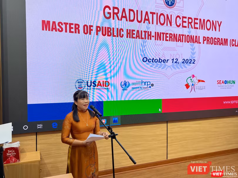 GS.TS. Lê Thị Hương - Viện trưởng Viện Đào tạo Y học dự phòng và Y tế công cộng - mong muốn các tân thạc sĩ sẽ đem kiến thức đã có phục vụ tốt cho công việc