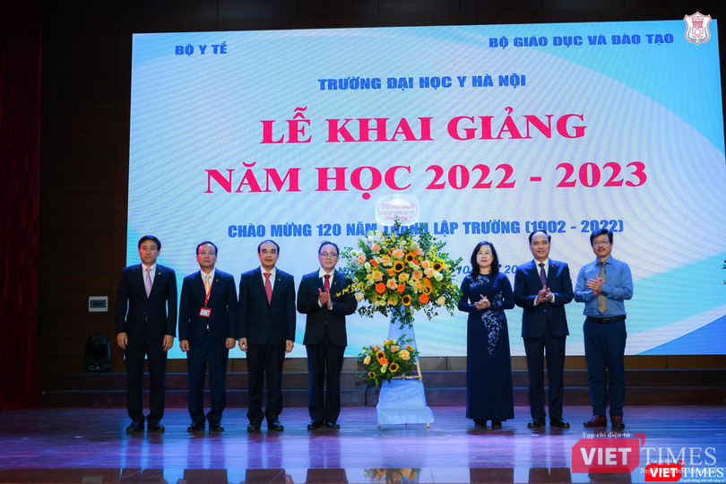 Q. Bộ trưởng Bộ Y tế Đào Hồng Lan tặng hoa chúc mừng thầy và trò Trường Đại học Y Hà Nội nhân năm học mới.