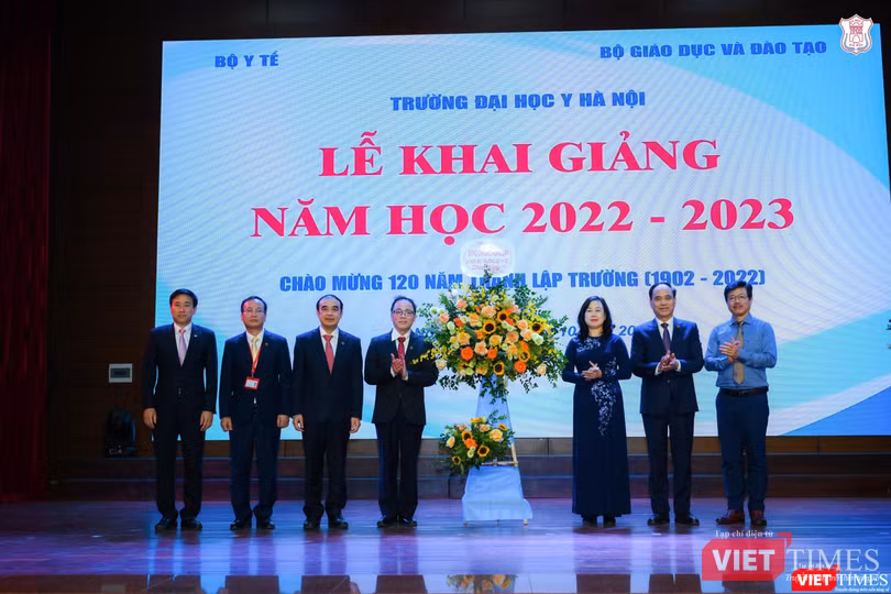 Q. Bộ trưởng Bộ Y tế Đào Hồng Lan tặng hoa chúc mừng thầy và trò Trường Đại học Y Hà Nội nhân năm học mới.