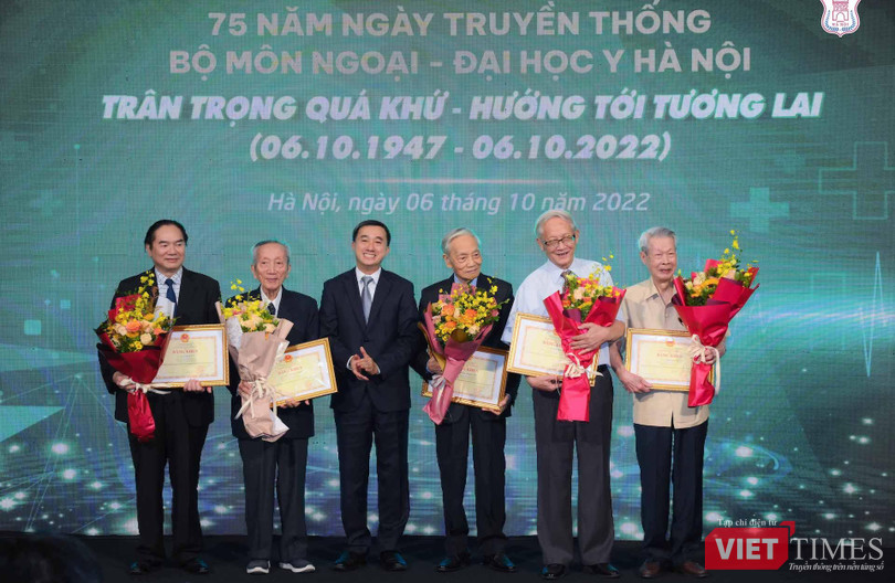 Thứ trưởng Bộ Y tế Trần Văn Thuấn trao Bằng khen của Bộ Giáo dục - Đào tạo cho các giáo sư có những cống hiến cho sự nghiệp giáo dục và cho ngành ngoại khoa Việt Nam. Từ trái qua phải: GS. Hà Văn Quyết, GS. Nguyễn Bửu Triều, Thứ trưởng Bộ Y tế Trần Văn Thuấn, GS. Dương Chạm Uyên, GS. Đặng Hanh Đệ và GS. Vương Hùng