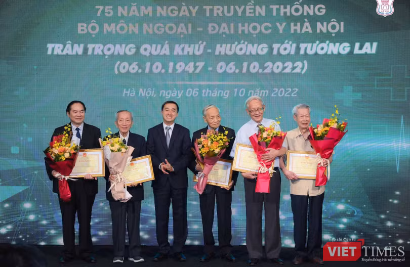 Thứ trưởng Bộ Y tế Trần Văn Thuấn trao Bằng khen của Bộ Giáo dục - Đào tạo cho các giáo sư có những cống hiến cho sự nghiệp giáo dục và cho ngành ngoại khoa Việt Nam. Từ trái qua phải: GS. Hà Văn Quyết, GS. Nguyễn Bửu Triều, Thứ trưởng Bộ Y tế Trần Văn Thuấn, GS. Dương Chạm Uyên, GS. Đặng Hanh Đệ và GS. Vương Hùng