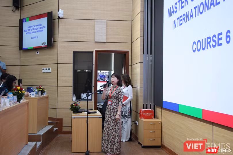 PGS.TS. Đỗ Thị Thanh Toàn báo cáo tình hình hoạt động của khóa học