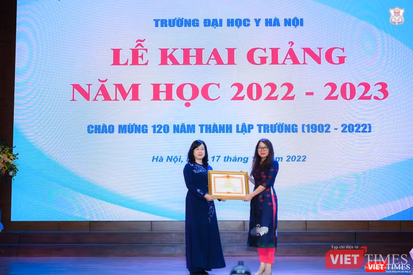 Q. Bộ trưởng Bộ Y tế Đào Hồng Lan trao Bằng khen của Thủ tướng cho đại diện Trung tâm Khảo thí và đảm bảo chất lượng giáo dục Trường Đại học Y Hà Nội