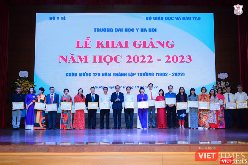Trao Bằng khen của Bộ Y tế cho các giảng viên Trường Đại học Y Hà Nội có nhiều thành tích