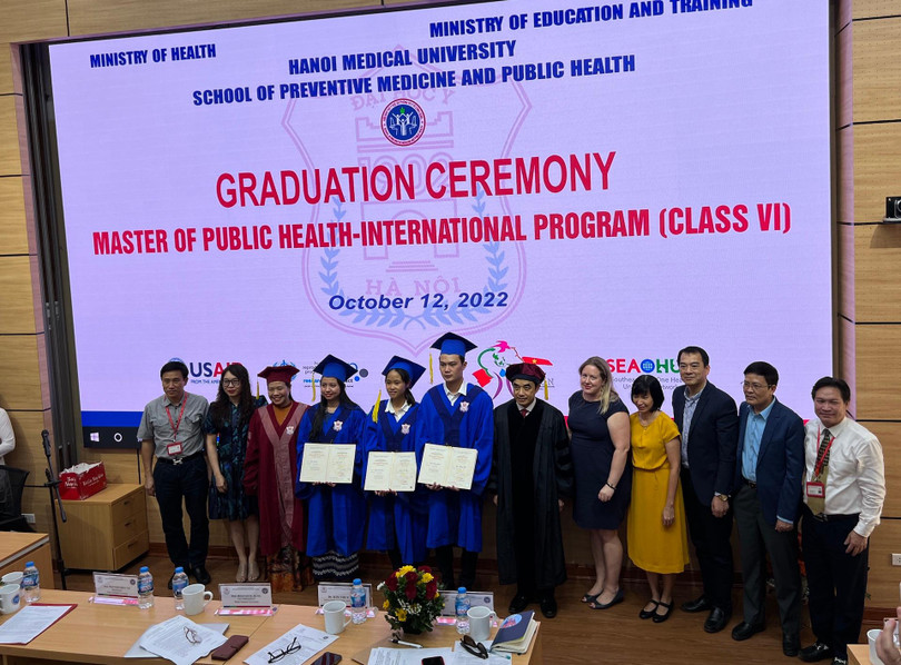 Các đại biểu và các tân thạc sĩ Các đại biểu và các tân thạc sĩ