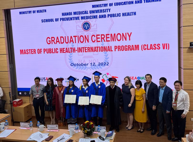 Các đại biểu và các tân thạc sĩ