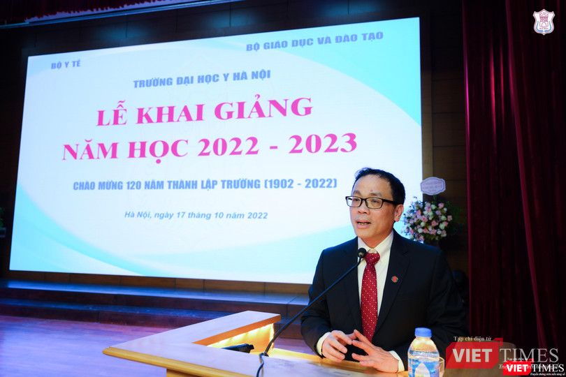 GS.TS. Tạ Thành Văn - Bí thư Đảng ủy, Chủ tịch Hội đồng trường Trường Đại học Y Hà Nội - nhấn mạnh: Lễ khai giảng hôm nay là dấu ấn khởi đầu rất đẹp của năm học mới, hướng đến kỷ niệm 120 năm thành lập Trường Đại học Y Hà Nội.