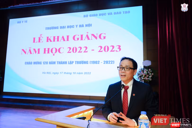 GS.TS. Tạ Thành Văn - Bí thư Đảng ủy, Chủ tịch Hội đồng trường Trường Đại học Y Hà Nội - nhấn mạnh: Lễ khai giảng hôm nay là dấu ấn khởi đầu rất đẹp của năm học mới, hướng đến kỷ niệm 120 năm thành lập Trường Đại học Y Hà Nội.