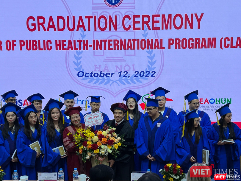 Các tân thạc sĩ bày tỏ cảm ơn các thầy cô giáo Các tân thạc sĩ bày tỏ cảm ơn các thầy cô giáo