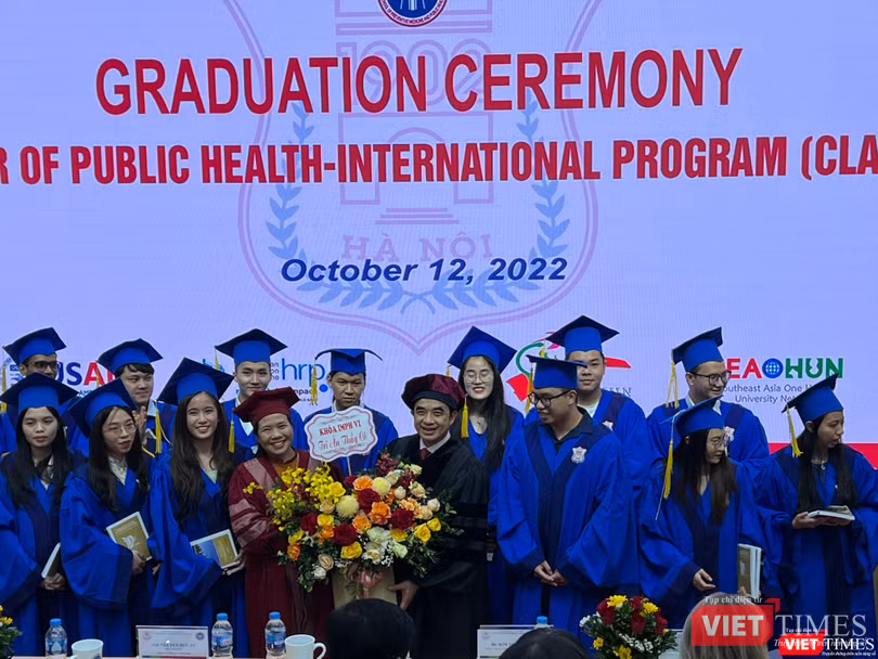 Các tân thạc sĩ bày tỏ cảm ơn các thầy cô giáo