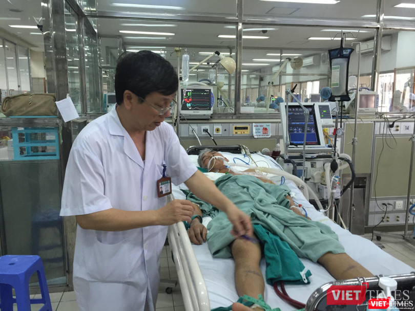 GS.TS. Nguyễn Gia Bình đang xử lý một ca cấp cứu tại Bệnh viện Bạch Mai