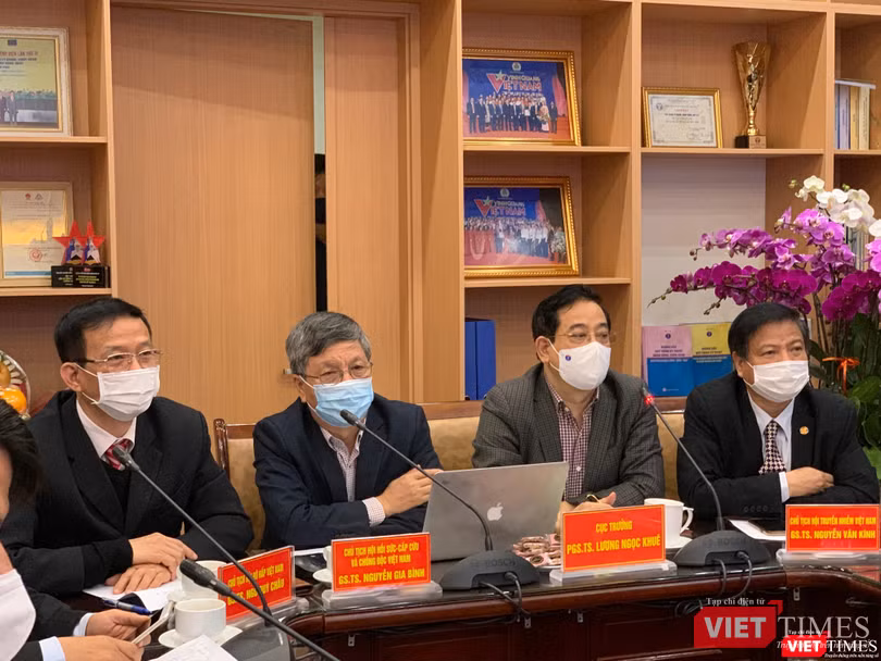 Các chuyên gia đầu ngành hội chẩn từ xa tại Cục Quản lý KCB Bộ Y tế để hội chẩn điều trị các bệnh nhân Covid-19 nặng