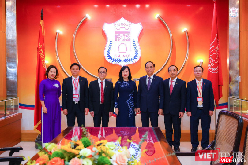 Q. Bộ trưởng Bộ Y tế Đào Hồng Lan cùng lãnh đạo Trường Đại học Y Hà Nội tại nhà truyền thống của Trường