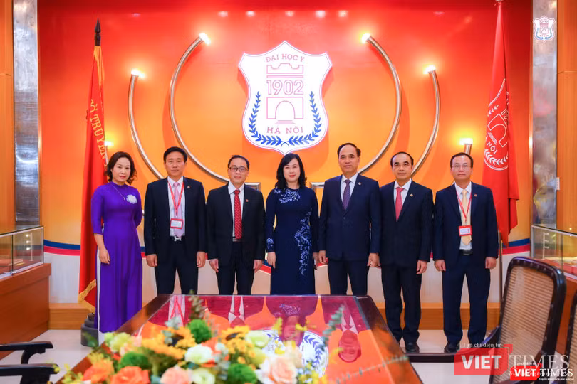 Q. Bộ trưởng Bộ Y tế Đào Hồng Lan cùng lãnh đạo Trường Đại học Y Hà Nội tại nhà truyền thống của Trường