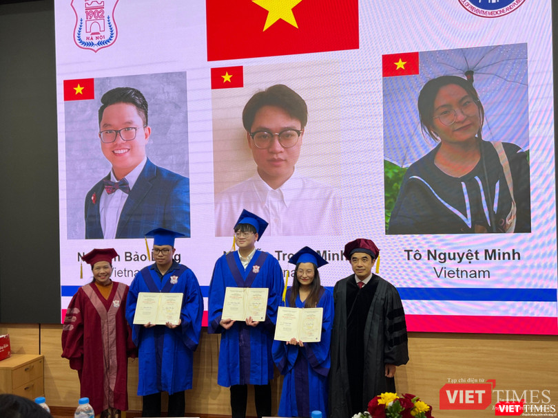 Các tân thạc sĩ y tế công cộng quốc tế nhận bằng tốt nghiệp Các tân thạc sĩ y tế công cộng quốc tế nhận bằng tốt nghiệp