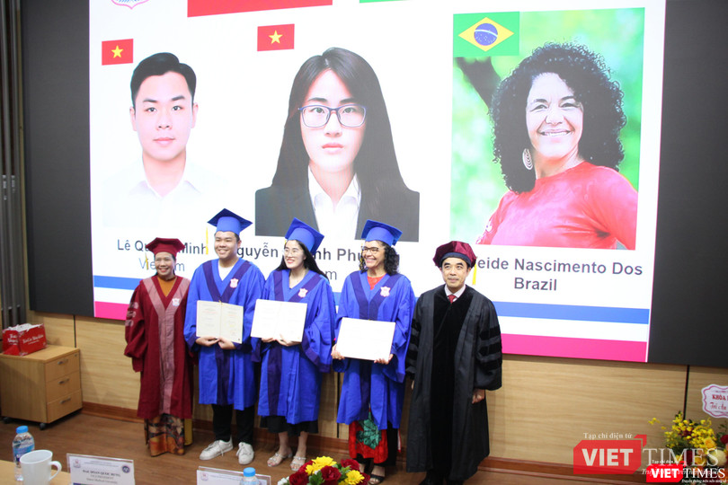 GS.TS. Nguyễn Hữu Tú - Hiệu trưởng Trường Đại học Y Hà Nội và GS.TS. Lê Thị Hương - Viện trưởng Viện Đào tạo Y học dự phòng và Y tế công cộng - trao bằng cho các tân thạc sĩ GS.TS. Nguyễn Hữu Tú - Hiệu trưởng Trường Đại học Y Hà Nội và GS.TS. Lê Thị Hương - Viện trưởng Viện Đào tạo Y học dự phòng và Y tế công cộng - trao bằng cho các tân thạc sĩ