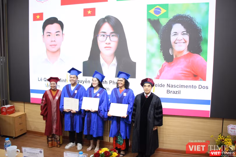 GS.TS. Nguyễn Hữu Tú - Hiệu trưởng Trường Đại học Y Hà Nội và GS.TS. Lê Thị Hương - Viện trưởng Viện Đào tạo Y học dự phòng và Y tế công cộng - trao bằng cho các tân thạc sĩ