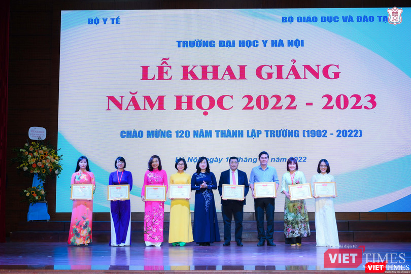 Q. Bộ trưởng Bộ Y tế Đào Hồng Lan trao danh hiệu Chiến sĩ Thi đua cấp Bộ cho các giảng viên xuất sắc của Trường Đại học Y Hà Nội