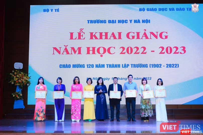 Q. Bộ trưởng Bộ Y tế Đào Hồng Lan trao danh hiệu Chiến sĩ Thi đua cấp Bộ cho các giảng viên xuất sắc của Trường Đại học Y Hà Nội