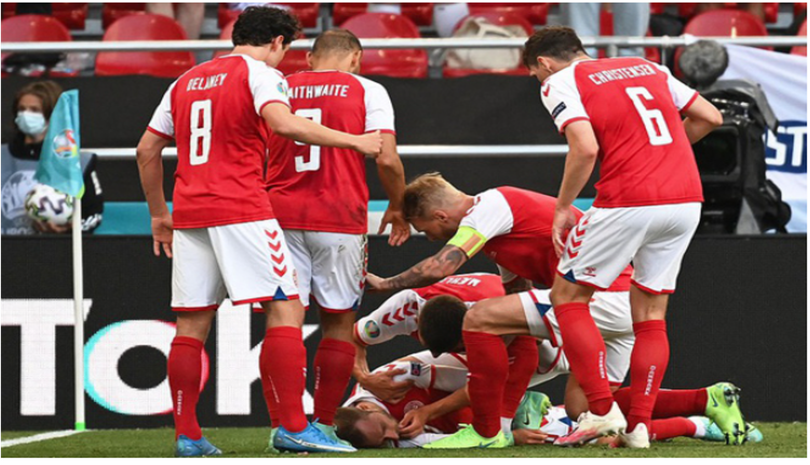 Đội trưởng Simon Kjaer lập tức chạy đến, lật nghiêng Eriksen và kéo lưỡi Eriksen ra, để thông thoáng đường thở, mở ra cơ hội sống cho đồng đội