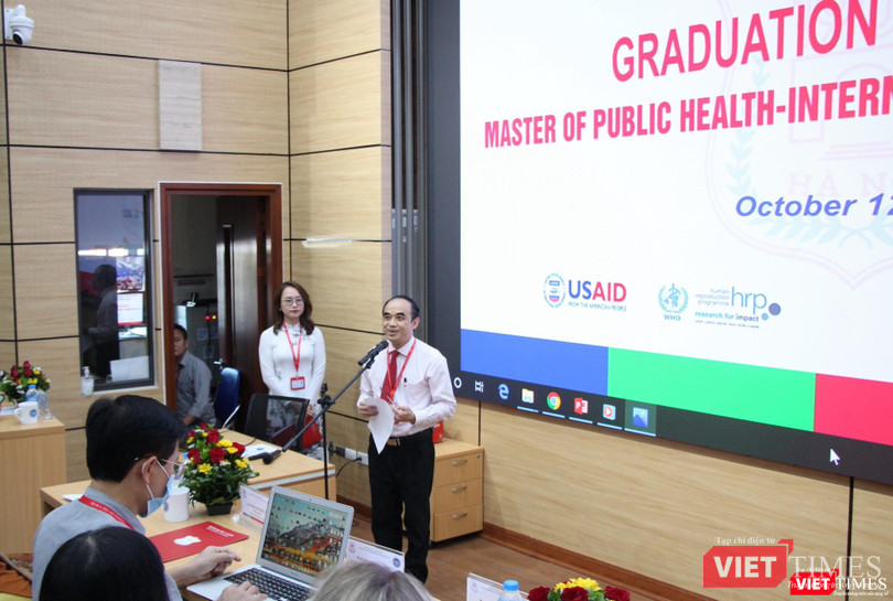 GS.TS. Nguyễn Hữu Tú - Hiệu trưởng Trường Đại học Y Hà Nội - chúc mừng các tân thạc sĩ GS.TS. Nguyễn Hữu Tú - Hiệu trưởng Trường Đại học Y Hà Nội - chúc mừng các tân thạc sĩ