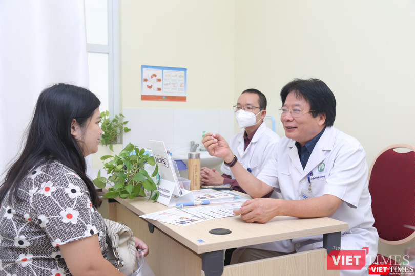 GS.TS. Trần Bình Giang - Giám đốc Bệnh viện Việt Đức - tư vấn cho bệnh nhân cách tập luyện, ăn uống để giảm cân GS.TS. Trần Bình Giang - Giám đốc Bệnh viện Việt Đức - tư vấn cho bệnh nhân cách tập luyện, ăn uống để giảm cân
