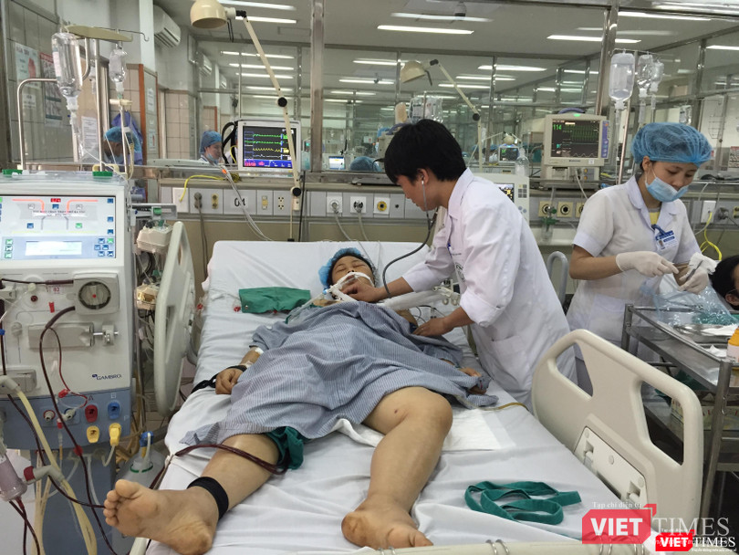 Ths. Phạm Thế Thạch - Phó trưởng Khoa Hồi sức Tích cực Bệnh viện Bạch Mai - đang điều trị cho bệnh nhân cấp cứu