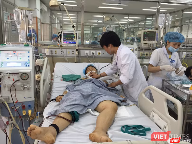 Ths. Phạm Thế Thạch - Phó trưởng Khoa Hồi sức Tích cực Bệnh viện Bạch Mai - đang điều trị cho bệnh nhân cấp cứu Ths. Phạm Thế Thạch - Phó trưởng Khoa Hồi sức Tích cực Bệnh viện Bạch Mai - đang điều trị cho bệnh nhân cấp cứu