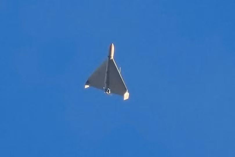 Một máy bay không người lái Geran-2 của Nga bay trên bầu trời Kiev hôm 17/10, sau đó lao xuống một tòa nhà (Ảnh: AP).