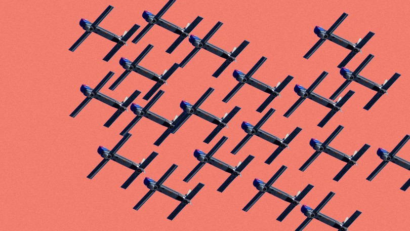 Các máy bay không người lái "bầy ong" được lập trình hoạt động theo đường bay riêng nhưng phối hợp với nhau (Ảnh: technologyreview).