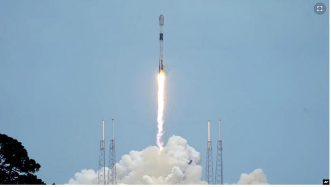 Tên lửa Falcon-9 của SpaceX phóng hôm 21/4 mang theo 53 vệ tinh Starlink lên quỹ đạo (Ảnh: AP). Tên lửa Falcon-9 của SpaceX phóng hôm 21/4 mang theo 53 vệ tinh Starlink lên quỹ đạo (Ảnh: AP).