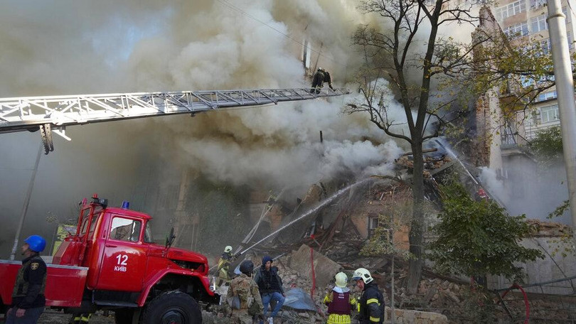 Một đám cháy được cho là do UAV Nga gây ra ở Kiev hôm 17/10 (Ảnh: AP). Một đám cháy được cho là do UAV Nga gây ra ở Kiev hôm 17/10 (Ảnh: AP).