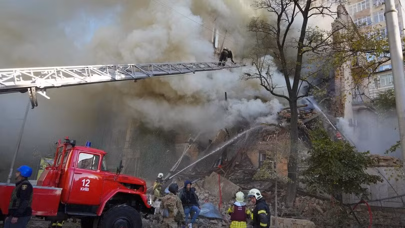 Một đám cháy được cho là do UAV Nga gây ra ở Kiev hôm 17/10 (Ảnh: AP).