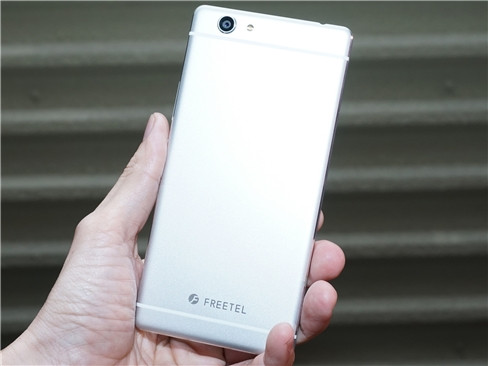 Freetel Rei có thiết kế nguyên khối bằng kim loại.