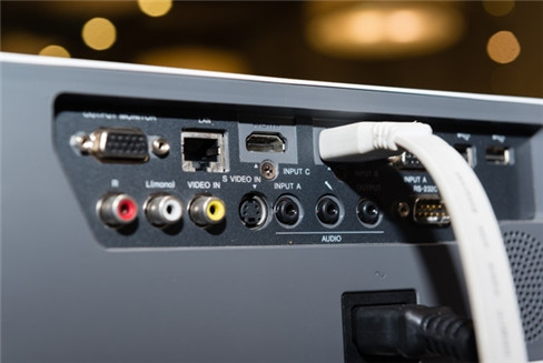 Bốn mẫu máy chiếu Sony mới về Việt Nam