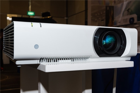 Bốn mẫu máy chiếu Sony mới về Việt Nam