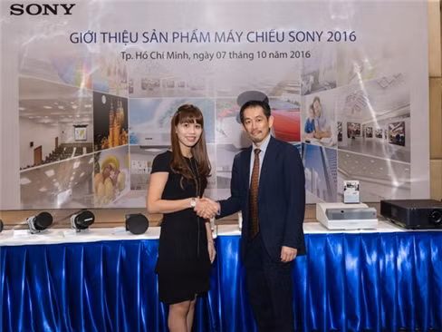 Bốn mẫu máy chiếu Sony mới về Việt Nam