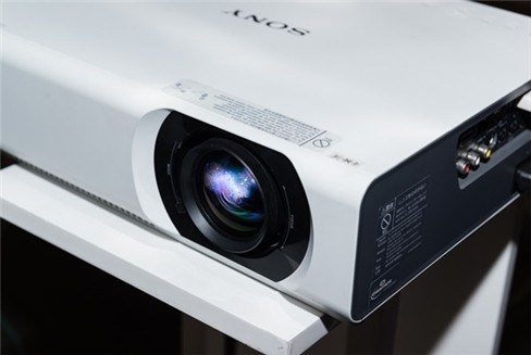 Bốn mẫu máy chiếu Sony mới về Việt Nam