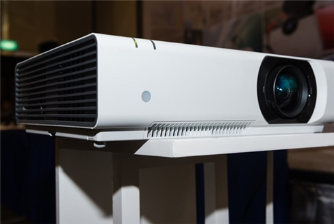 Bốn mẫu máy chiếu Sony mới về Việt Nam